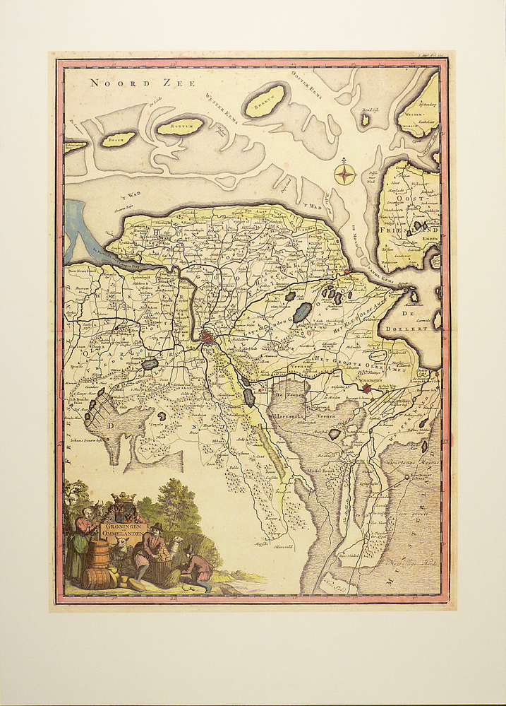 reproductie van een kaart van de provincie Groningen. Linksonder titel in cartouche met het wapen van Groningen en een aantal mensen die bezig zijn met producten: een karnende vouw, een man die turfblokken opstapelt en een man met arm vol korenaren. Bovenaan in de Waddenzee een kompasroos. Oorspronkelijke kaart was van Frans Halma, 1725 Leeuwarden, uit Tooneel der Vereenigde Nederlanden.